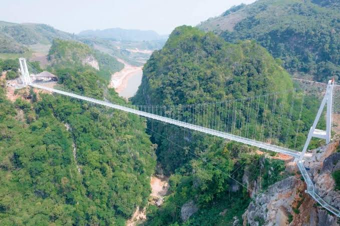Berkunjung ke Jembatan Kaca Terpanjang di Dunia